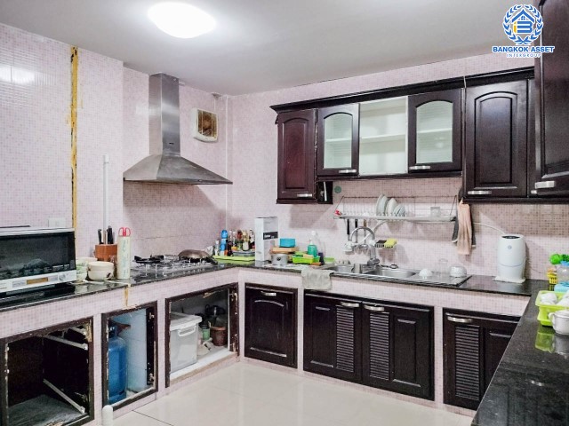 *****บ้านเดี่ยวมือสอง นนทบุรี หมู่บ้าน ชวนชมพาร์ค2 บางกรวย-ไทรน้อย หลังมุม เนื้อที่ 79.3 ตร.ว. ฟังก์ชัน 5 ห้องนอน 4 ห้องน้ำ ที่จอดรถ 2 คัน พื้นที่ใช้สอยกว้างขวาง ภายในตกแต่งสวยเหมือนใหม่ สิ่งอำนวยความสะดวกครบครัน เดินทางสะดวกทำเลติดถนนใหญ่  เชื่อมต่อถนนบางกรวย-ไทรน้อย, ถนนกาญจนาภิเษก, ถนนชัยพฤกษ์